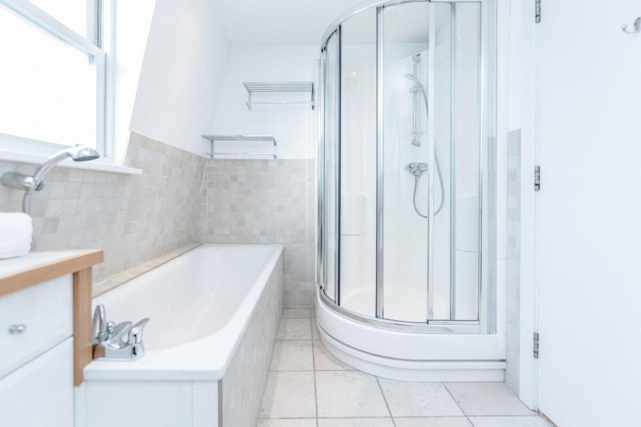 Beautiful 1 Bedroom Apartment In Victoria ロンドン エクステリア 写真