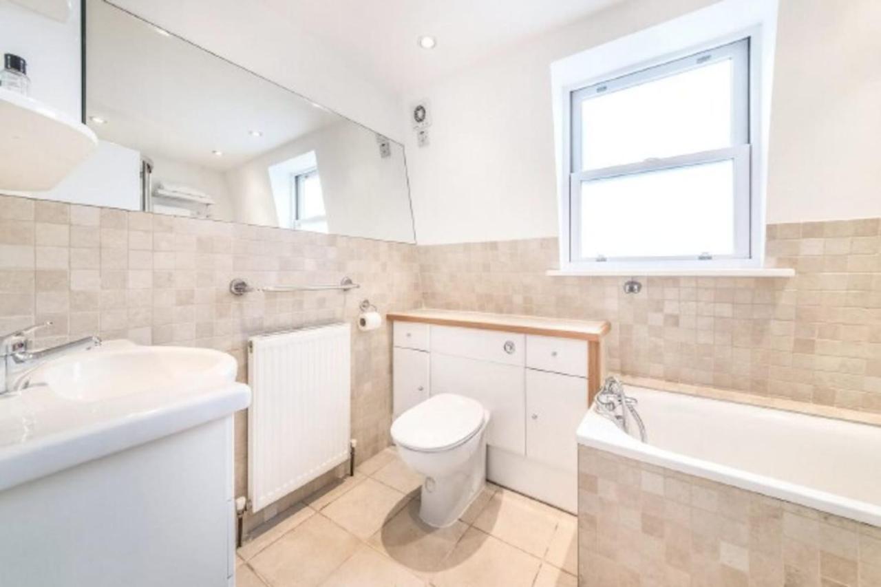 Beautiful 1 Bedroom Apartment In Victoria ロンドン エクステリア 写真